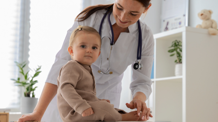 bebeluș la doctor vindecadai