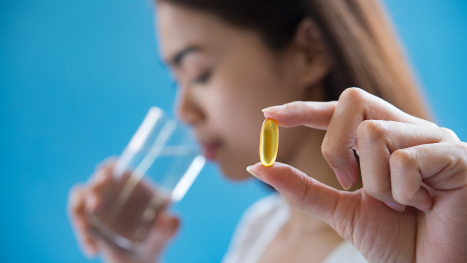 fată care ia pastila de vitamină vindecadai