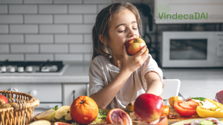 fetiță care mănâncă fructe vindecadai