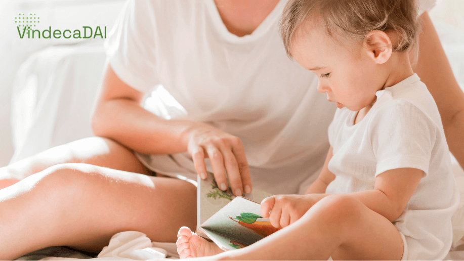 mama cu copil în pat care citesc o carte vindecadai