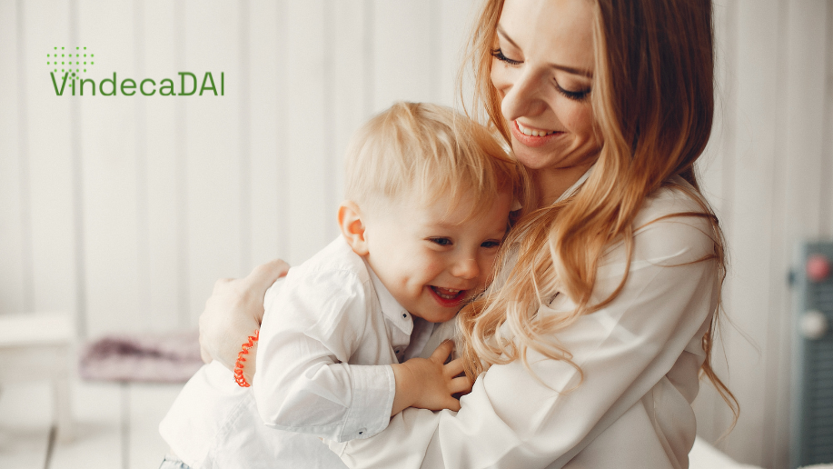 mama cu copilul băiat în brațe care râd vindecadai