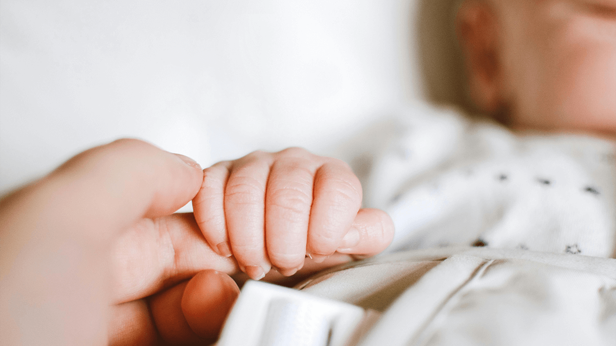 Cum îngrijim corect pielea unui bebeluș cu dermatită atopică? Unguenții naturali sunt recomandați